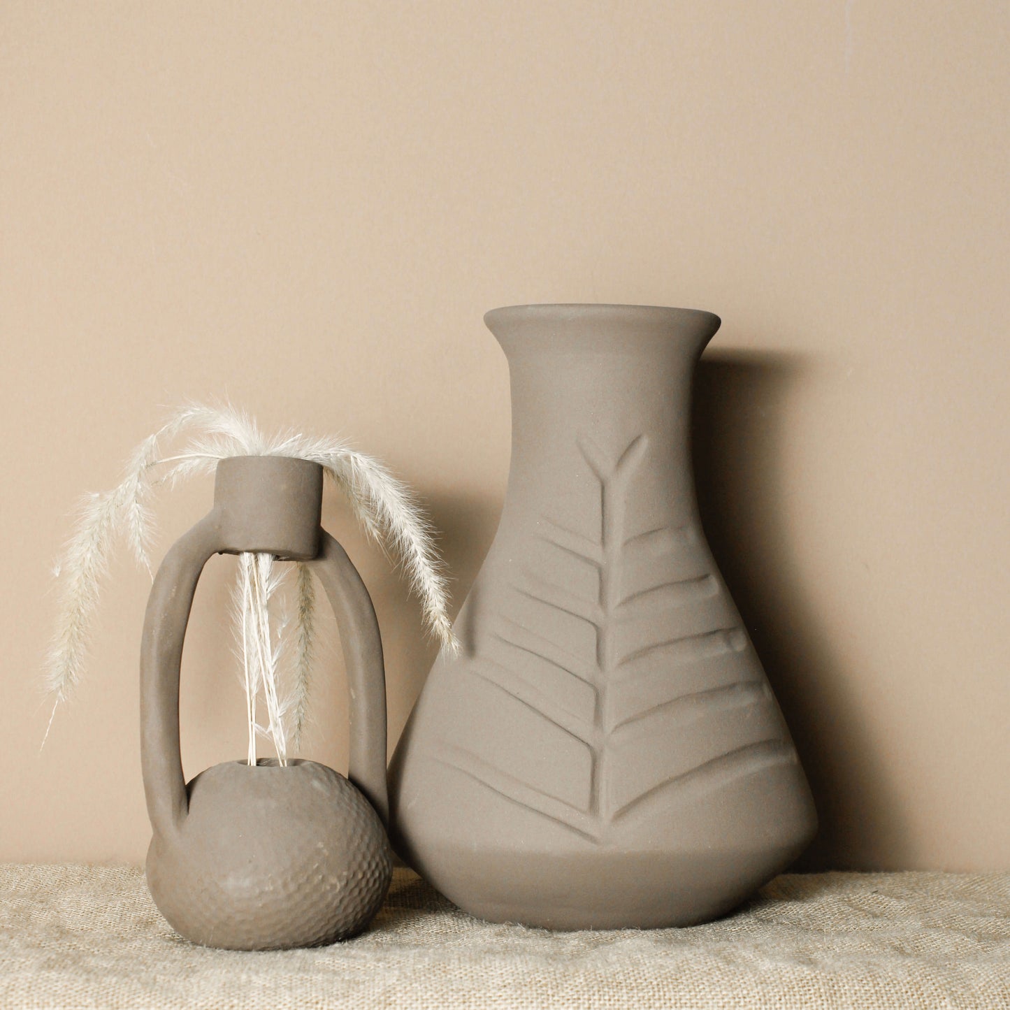 El Yapımı Çam Kabartmalı Gri Seramik Vazo - Wild n Clay Ceramics