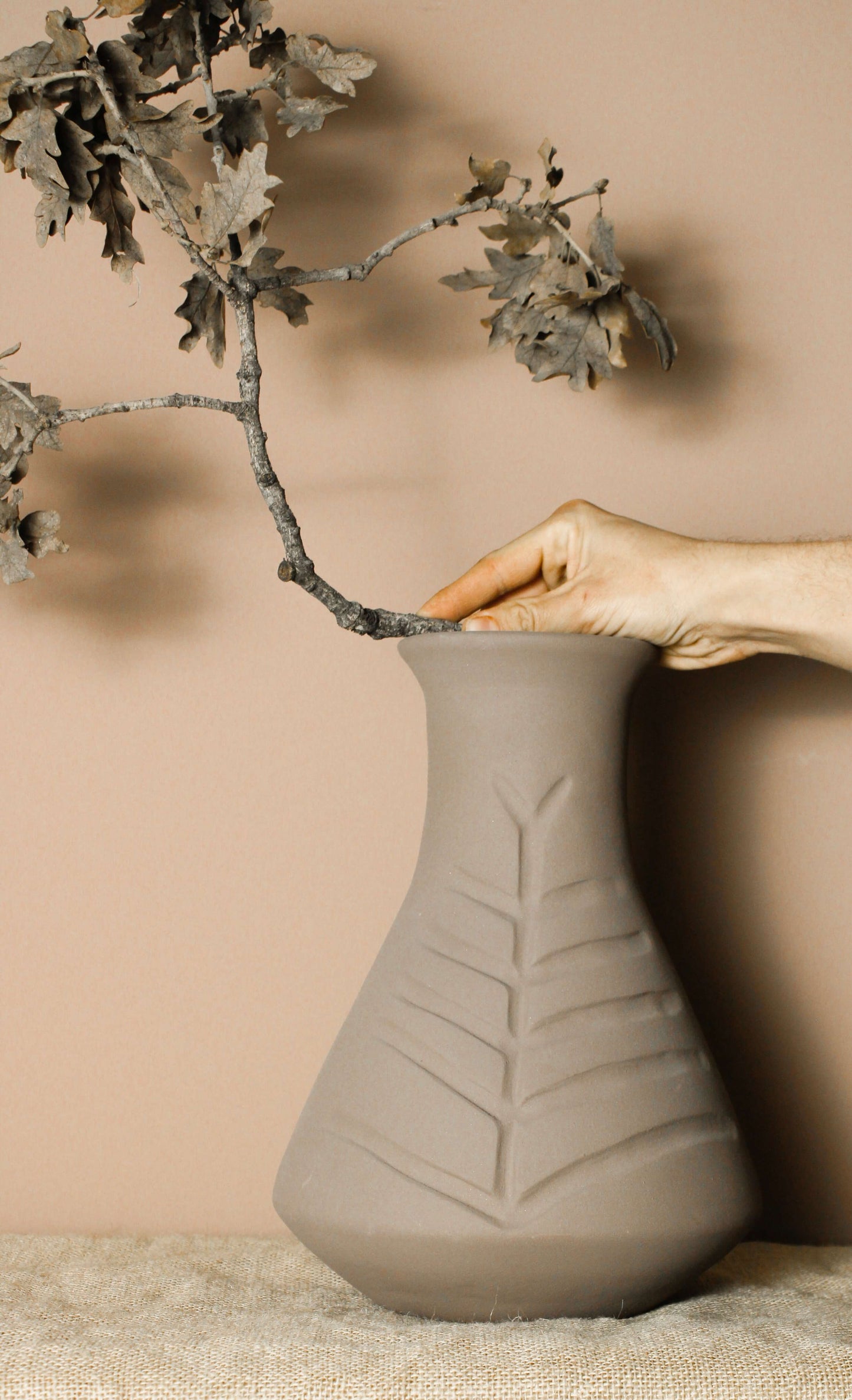 El Yapımı Çam Kabartmalı Gri Seramik Vazo - Wild n Clay Ceramics