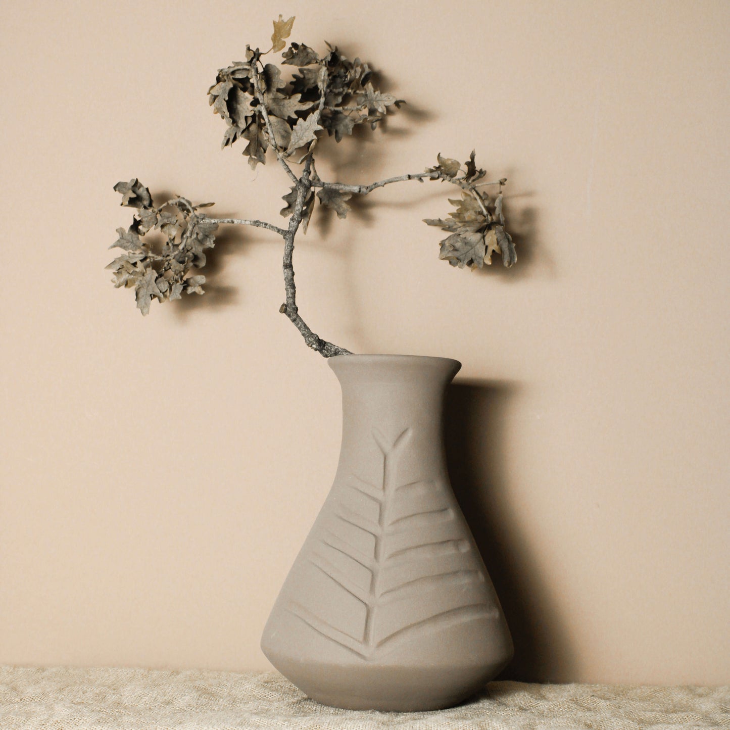 El Yapımı Çam Kabartmalı Gri Seramik Vazo - Wild n Clay Ceramics