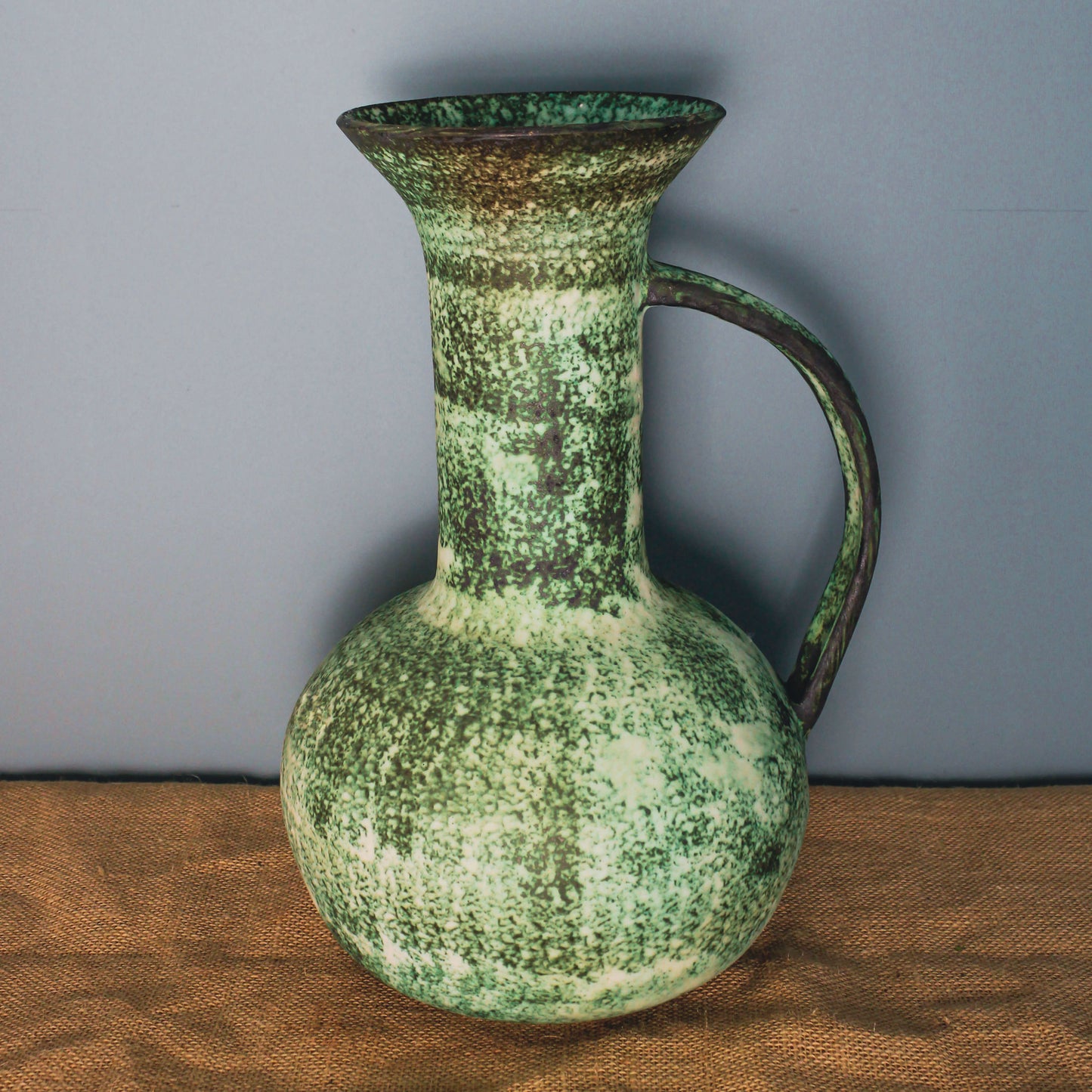 Yeşil ve Beyaz El Yapımı Seramik Vazo – Wild n Clay Ceramics