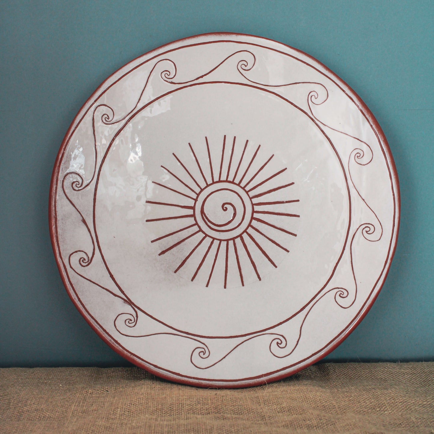 Güneşli Pişmiş Toprak Sgraffito Seramik Tabak - Wild n Clay Ceramics