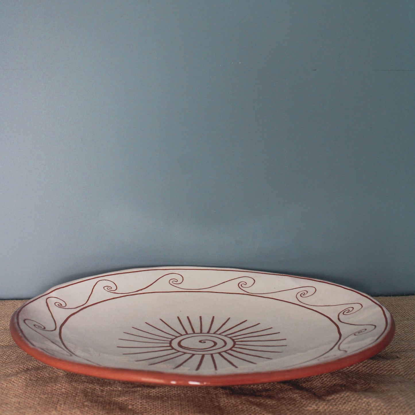 Güneşli Pişmiş Toprak Sgraffito Seramik Tabak - Wild n Clay Ceramics