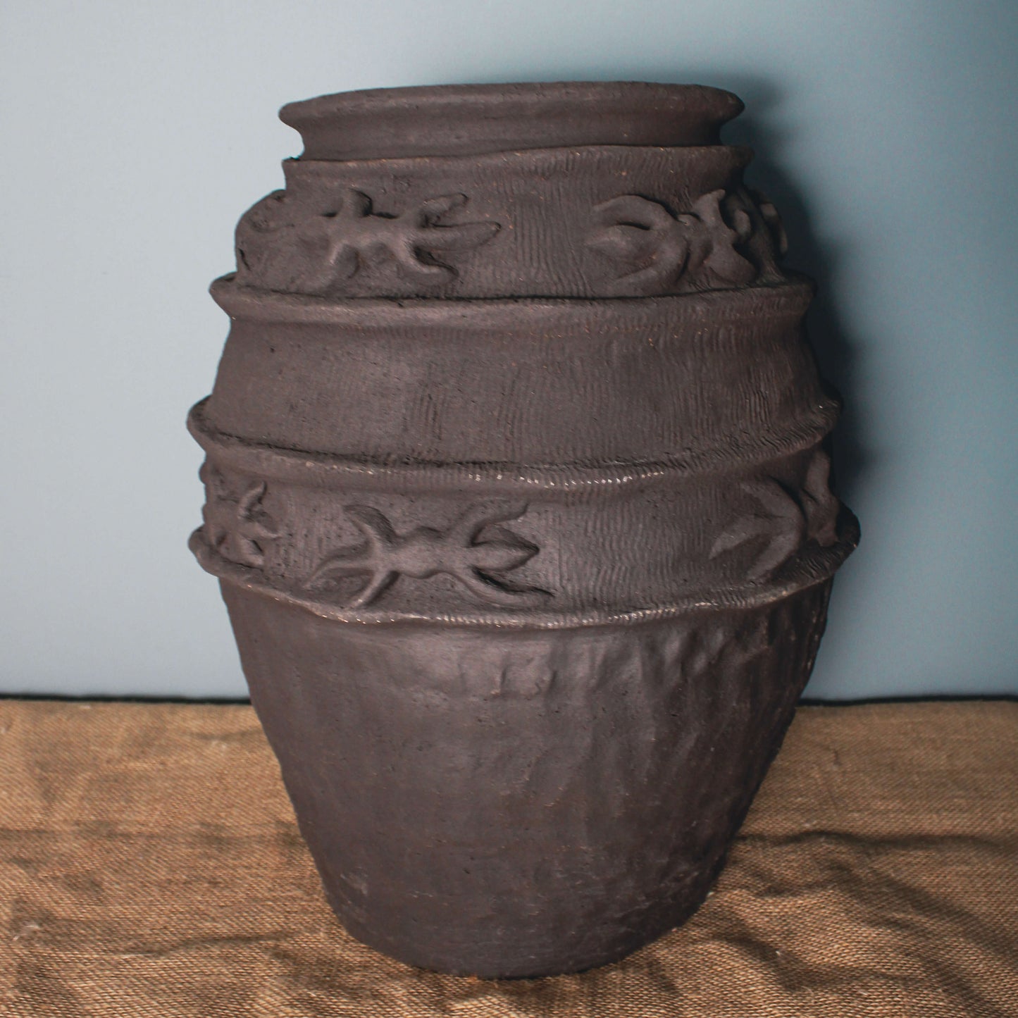 Kertenkele Motifli Büyük Siyah Seramik Vazo - Wild n Clay Ceramics